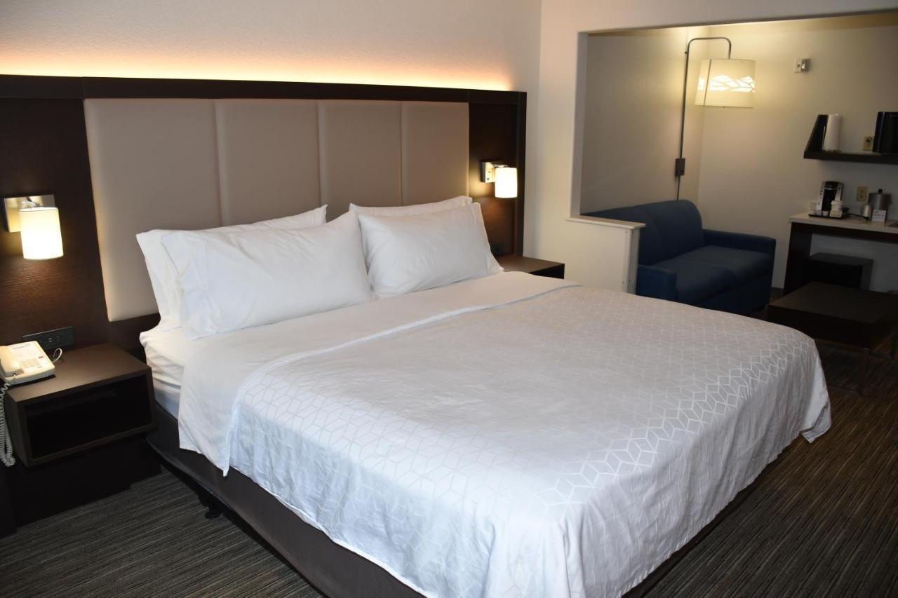 Holiday Inn Express Hotel & Suites Evanston By Ihg Exterior photo