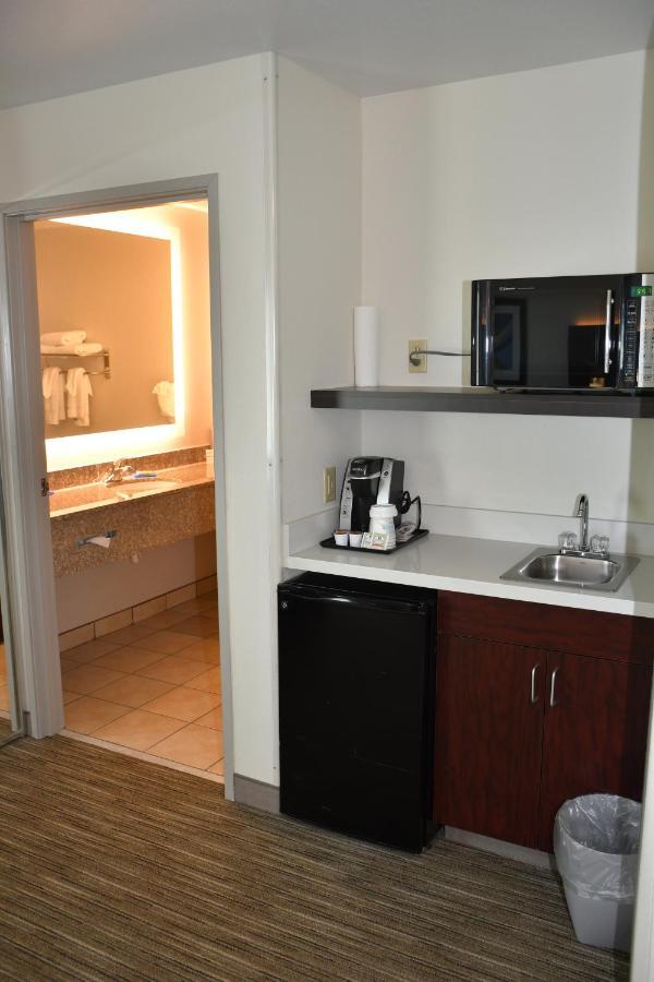 Holiday Inn Express Hotel & Suites Evanston By Ihg Room photo
