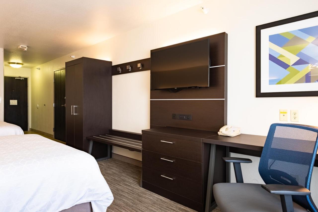 Holiday Inn Express Hotel & Suites Evanston By Ihg Exterior photo
