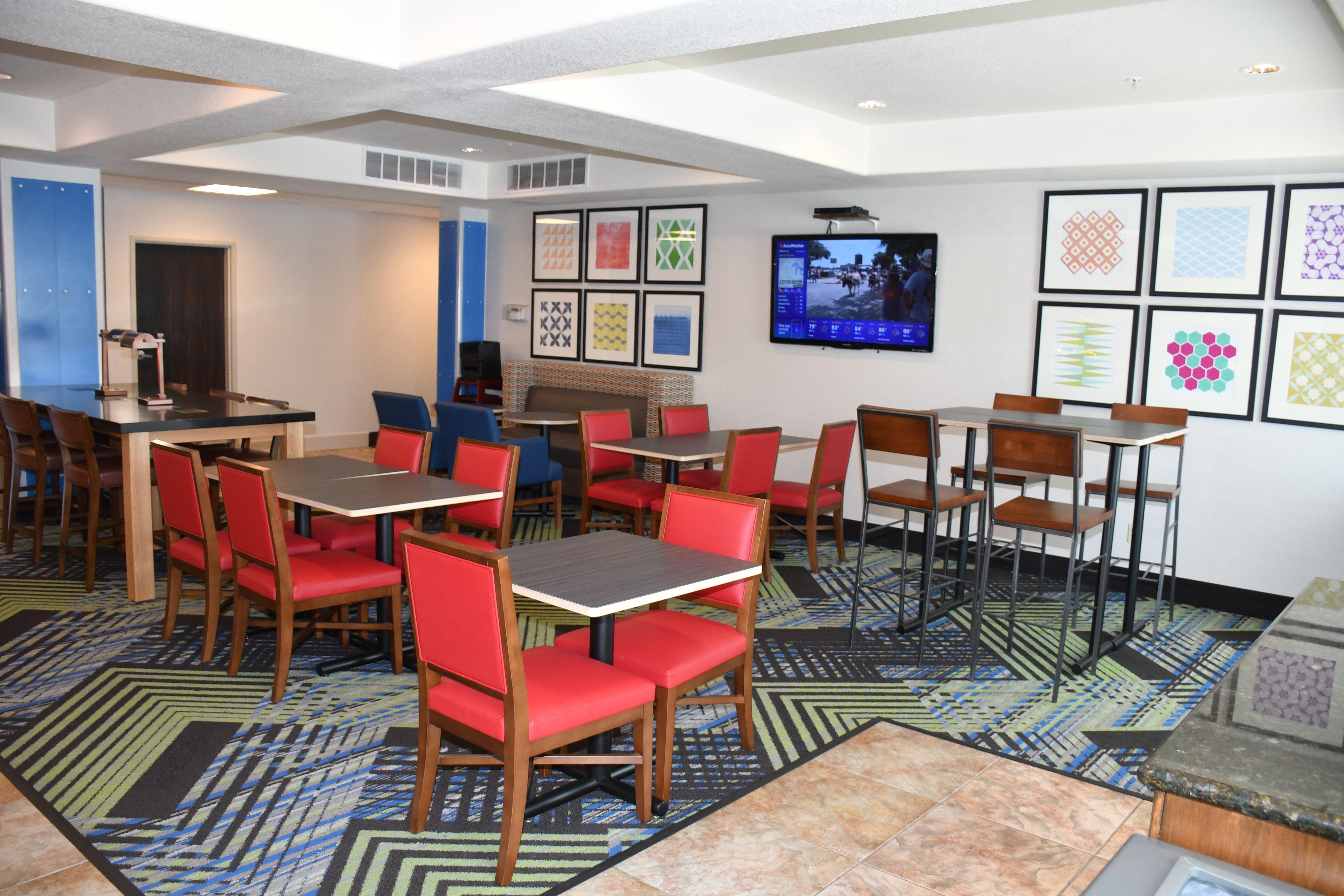 Holiday Inn Express Hotel & Suites Evanston By Ihg Exterior photo