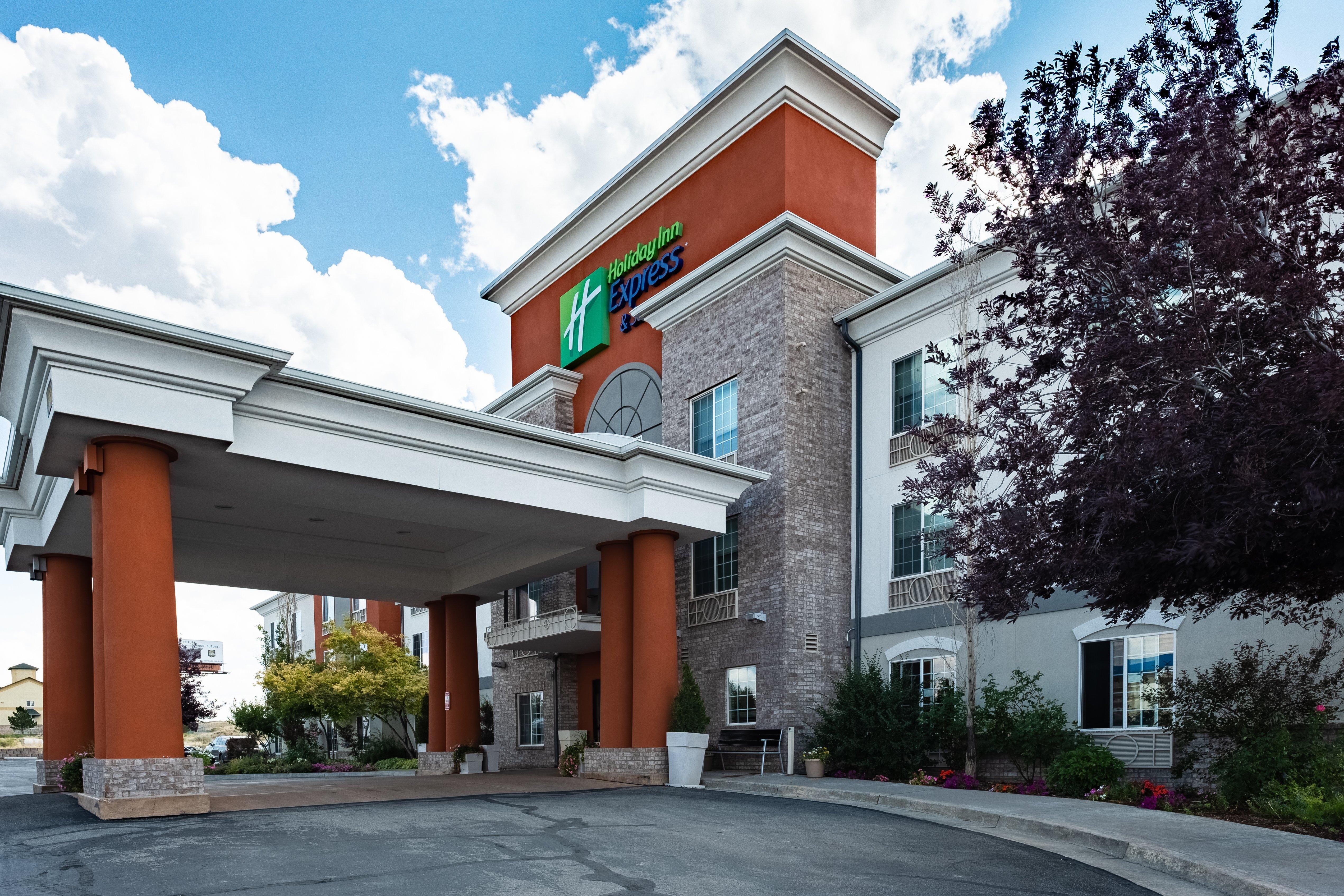 Holiday Inn Express Hotel & Suites Evanston By Ihg Exterior photo