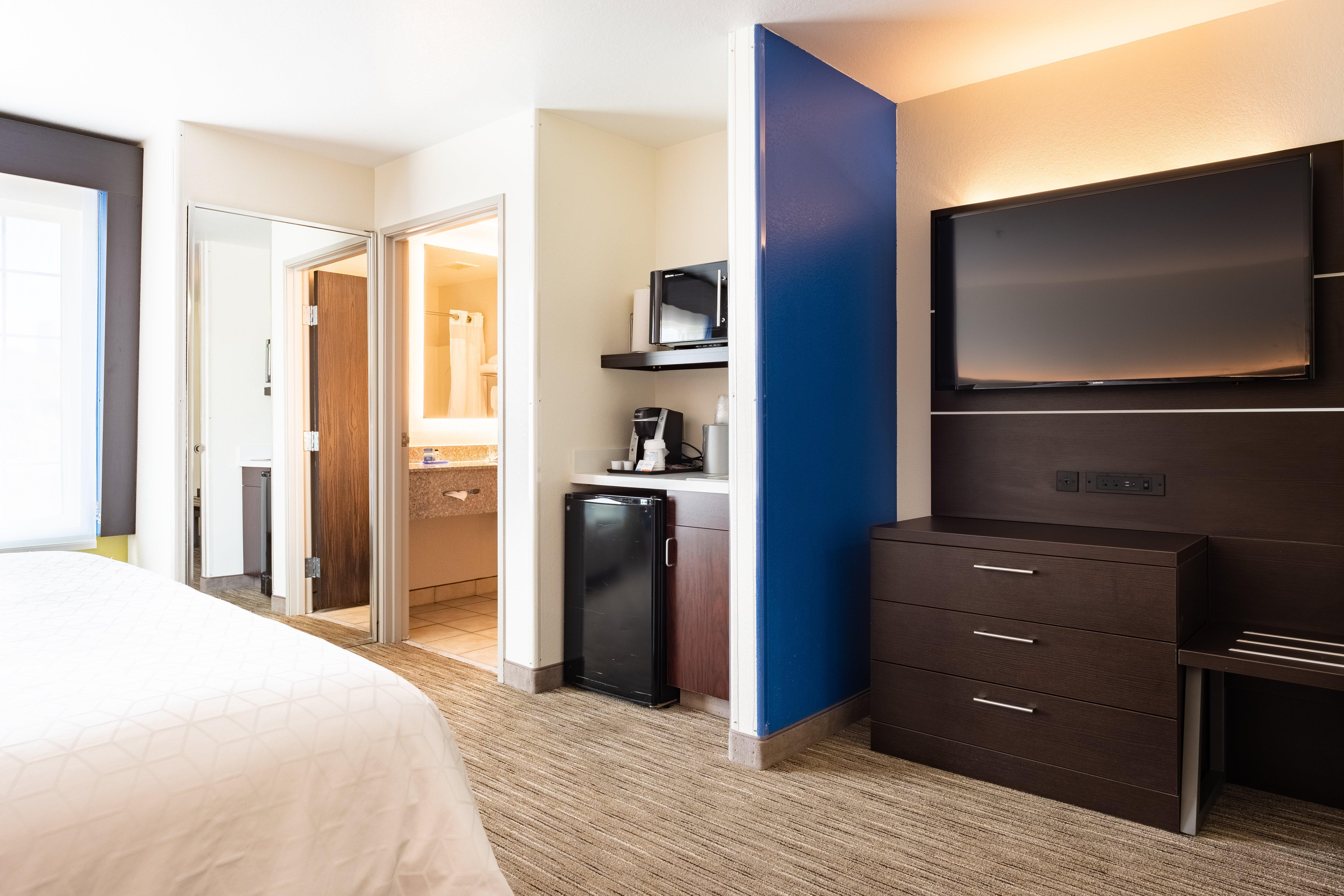 Holiday Inn Express Hotel & Suites Evanston By Ihg Exterior photo