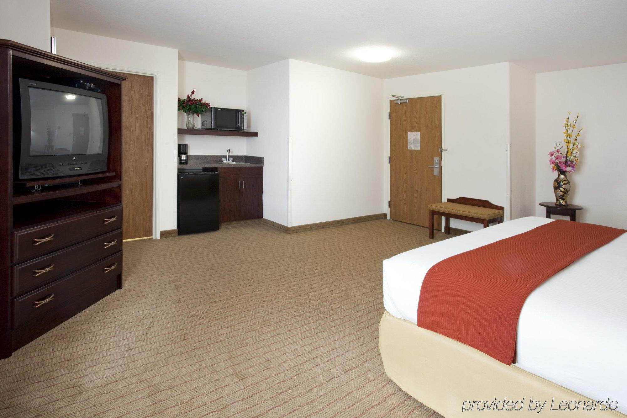 Holiday Inn Express Hotel & Suites Evanston By Ihg Room photo