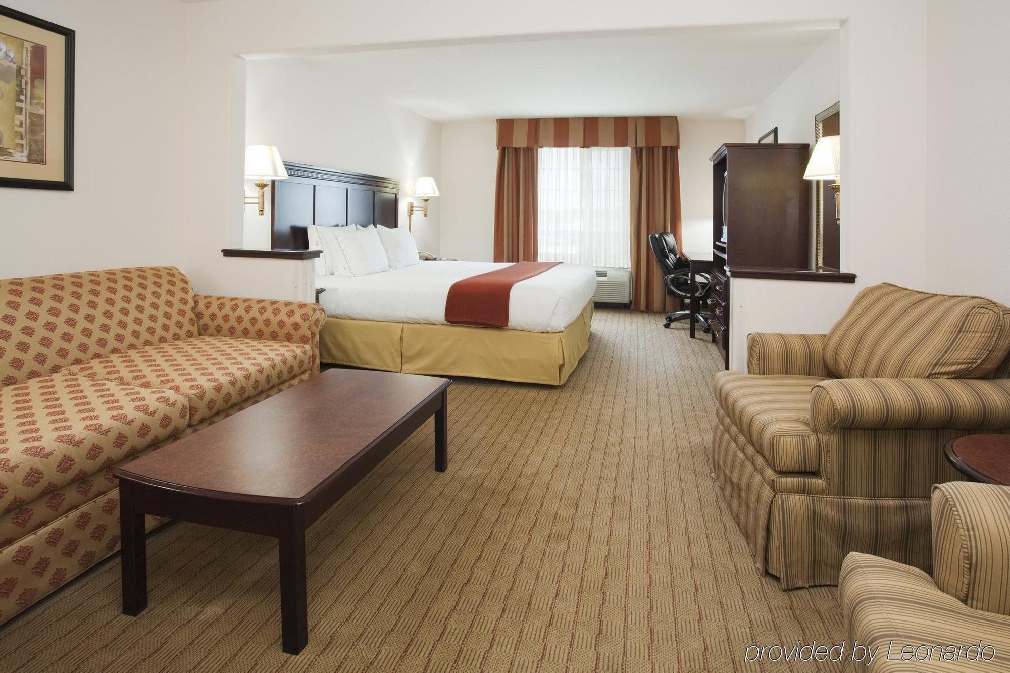 Holiday Inn Express Hotel & Suites Evanston By Ihg Room photo