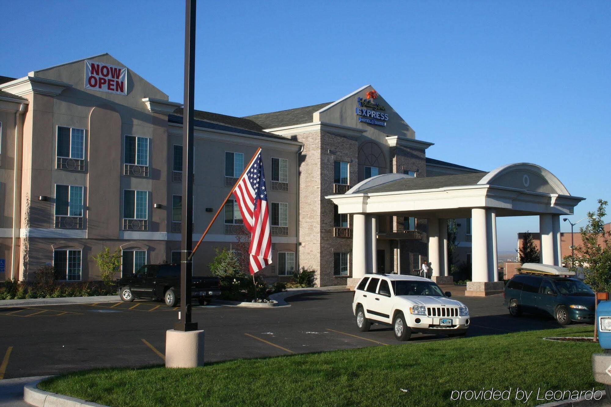 Holiday Inn Express Hotel & Suites Evanston By Ihg Exterior photo